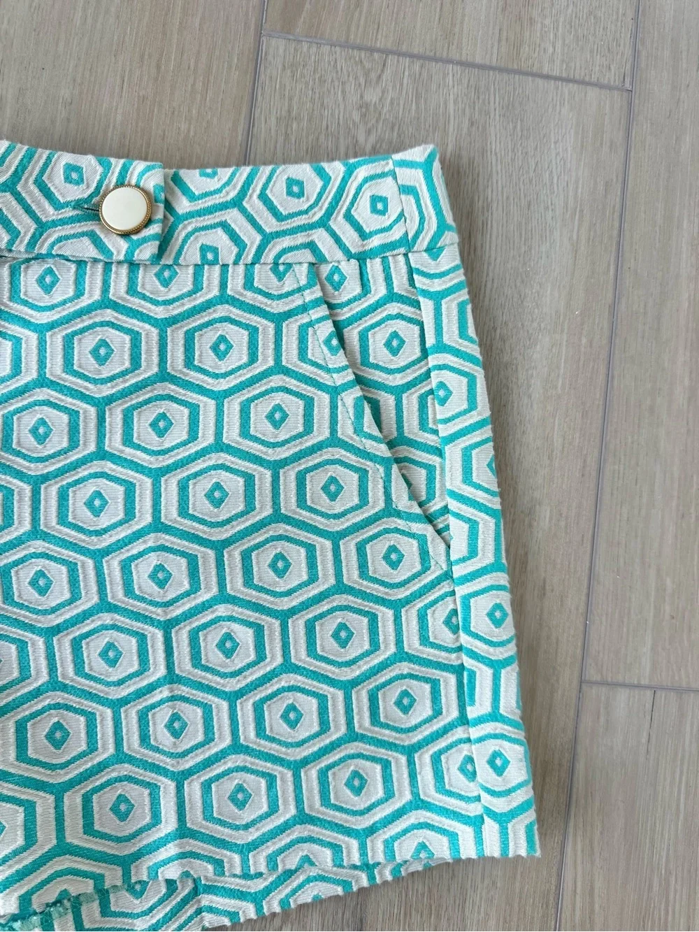 Trina Turk Aqua Geometric Jacquard Tailored Shorts Size 8 EUC Coastal Preppy